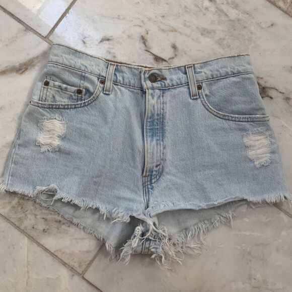 Light wash Levi jean shorts - Picture 3 of 6